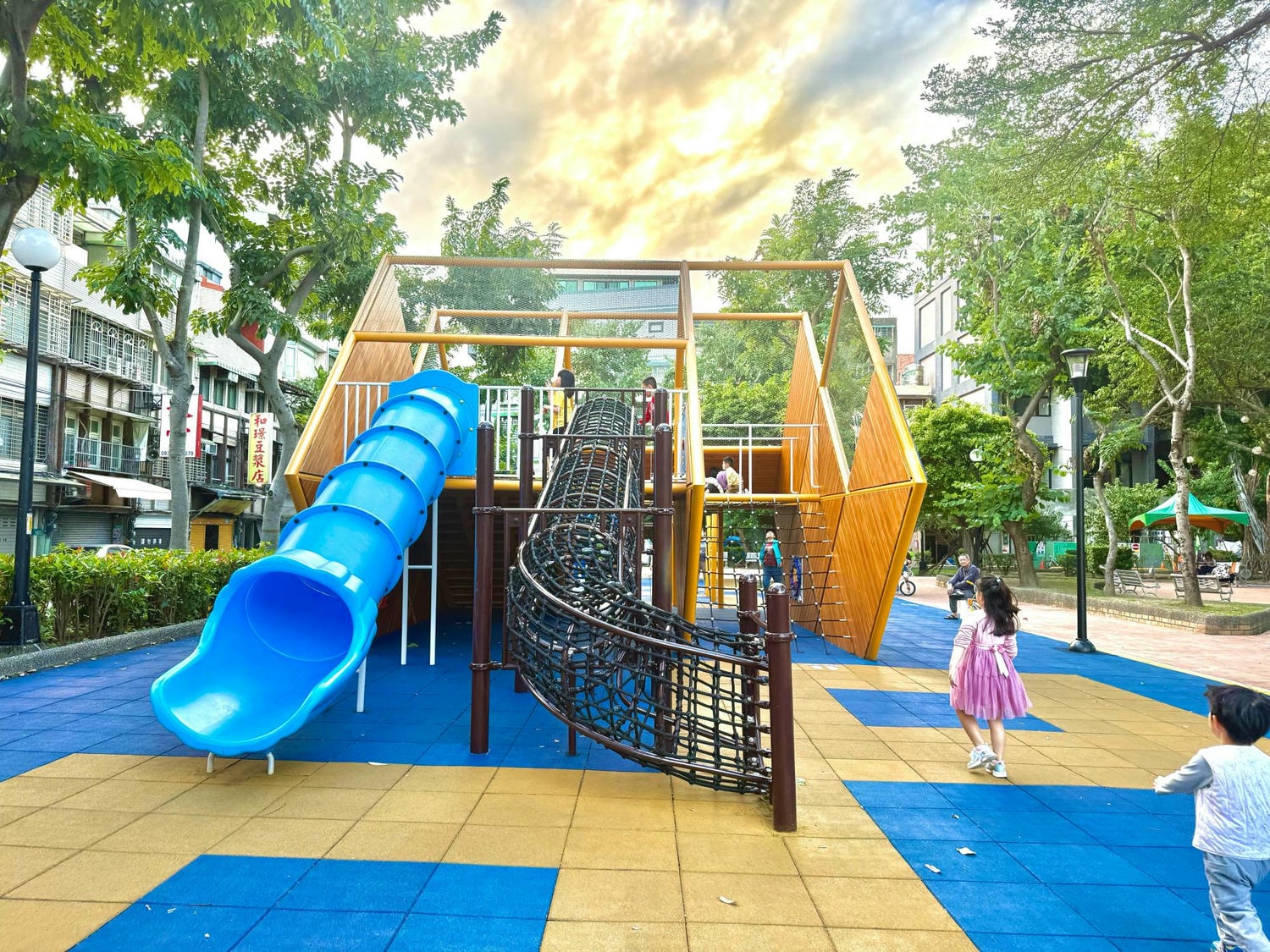 三重大永德公園|魔術方塊造型溜滑梯,還有魔術方塊可以玩喔! - 第7張圖 三重大永德公園|魔術方塊造型溜滑梯,還有魔術方塊可以玩喔!