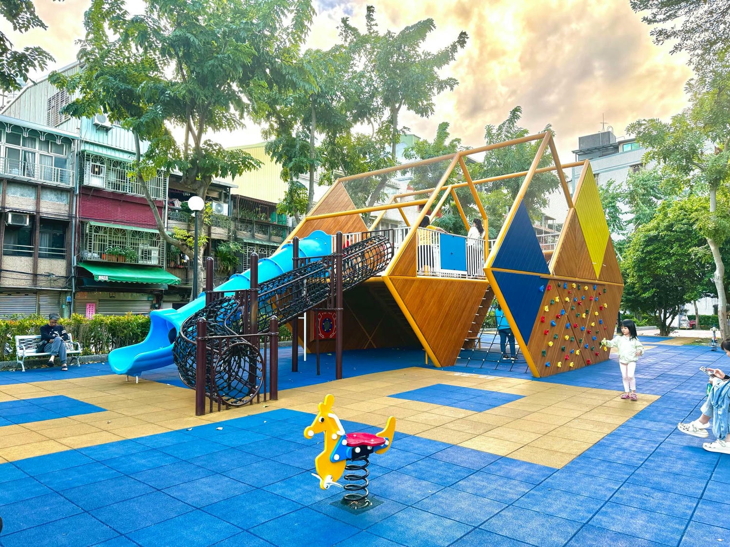 三重大永德公園|魔術方塊造型溜滑梯,還有魔術方塊可以玩喔! - 第5張圖 三重大永德公園|魔術方塊造型溜滑梯,還有魔術方塊可以玩喔!
