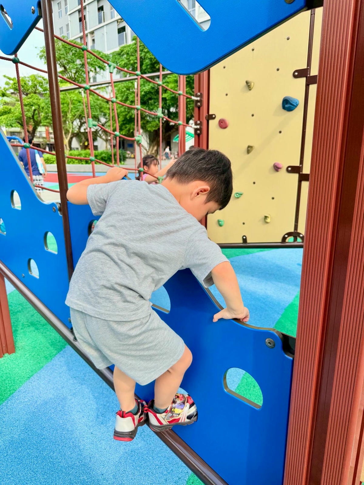 台北特色公園推薦|信義區廣慈公園:山丘溜滑梯、挑戰繩網、鳥巢鞦韆一次滿足 - 第19張圖 台北特色公園推薦|信義區廣慈公園:山丘溜滑梯、挑戰繩網、鳥巢鞦韆一次滿足
