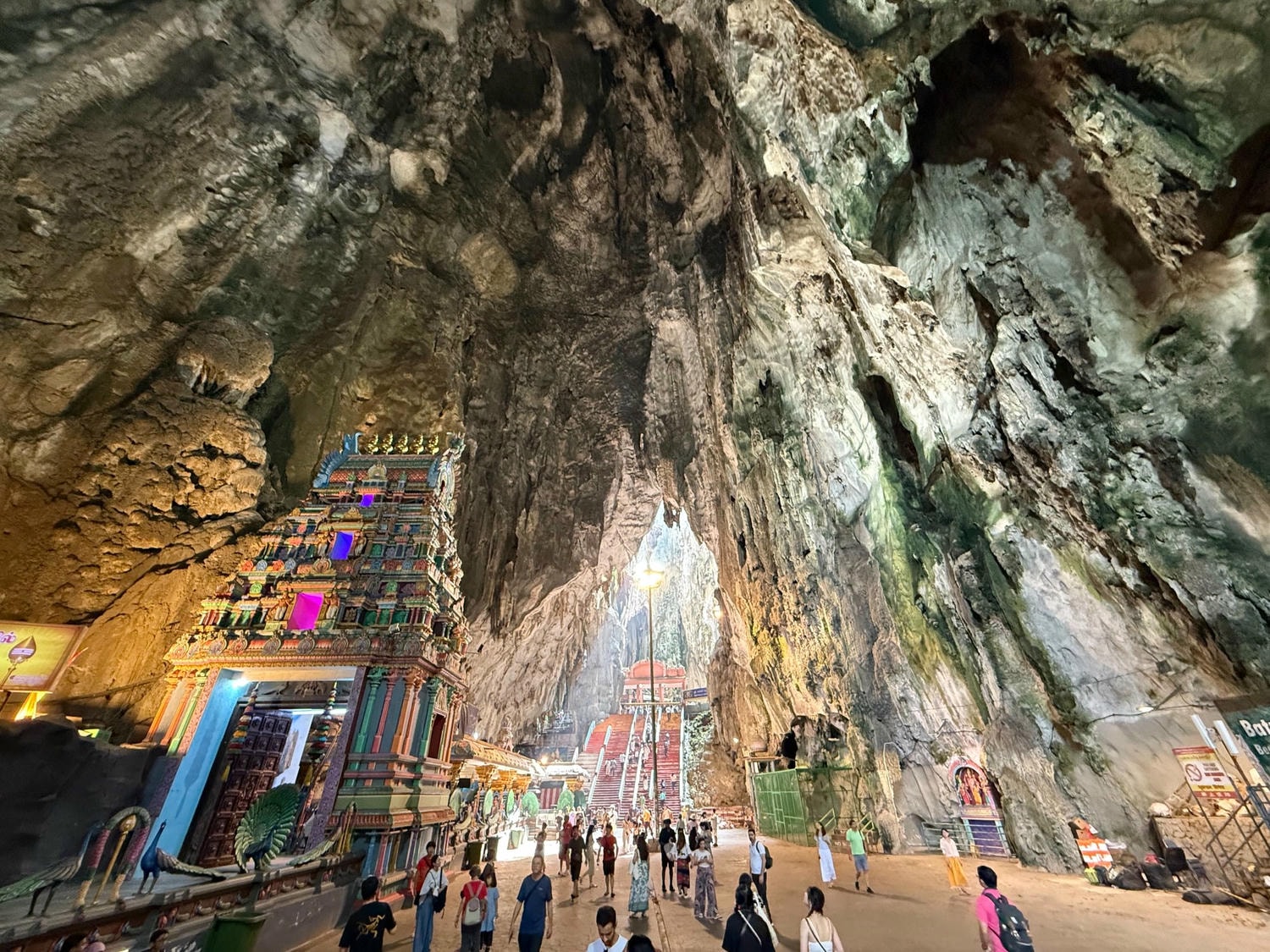 黑風洞 Batu Caves|272階彩虹階梯+交通攻略 馬來西亞吉隆坡必去景點 - 第9張圖 黑風洞 Batu Caves|272階彩虹階梯+交通攻略 馬來西亞吉隆坡必去景點