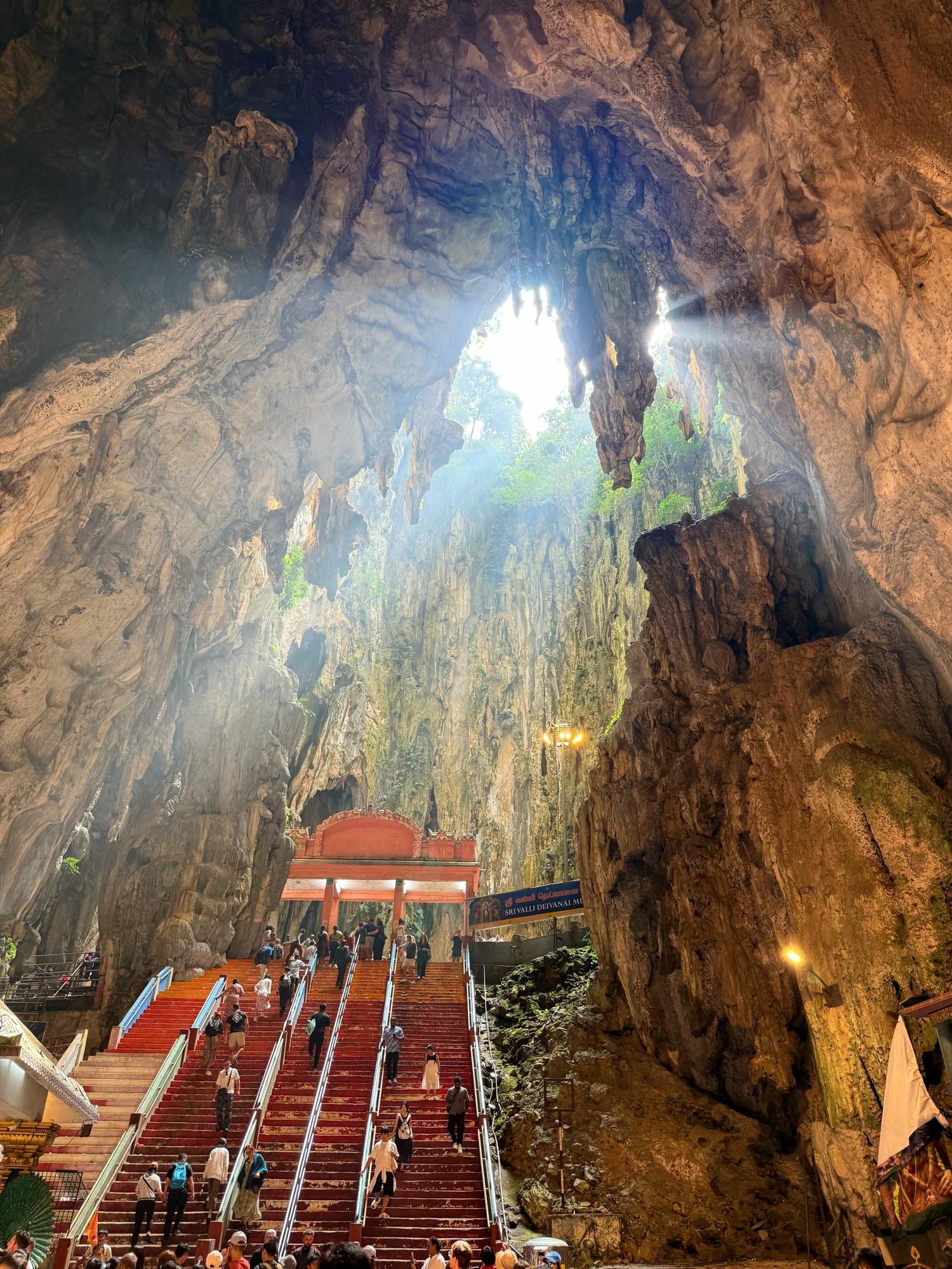 黑風洞 Batu Caves|272階彩虹階梯+交通攻略 馬來西亞吉隆坡必去景點 - 第10張圖 黑風洞 Batu Caves|272階彩虹階梯+交通攻略 馬來西亞吉隆坡必去景點